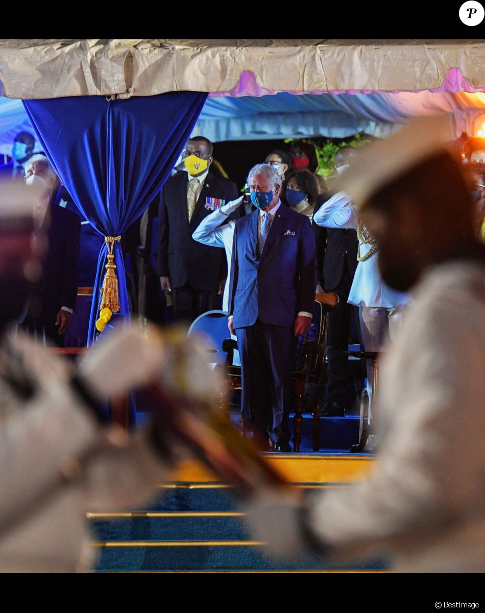 Le prince Charles, prince de Galles - Le prince Charles, prince de Galles assiste à la cérémonie d'investiture présidentielle en présence de Rihanna à Heroes Square à Bridgetown à la Barbade le 29 novembre 2021.