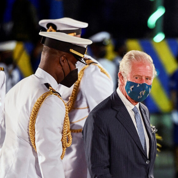 Le prince Charles, prince de Galles - Le prince Charles, prince de Galles assiste à la cérémonie d'investiture présidentielle en présence de Rihanna à Heroes Square à Bridgetown à la Barbade le 29 novembre 2021.