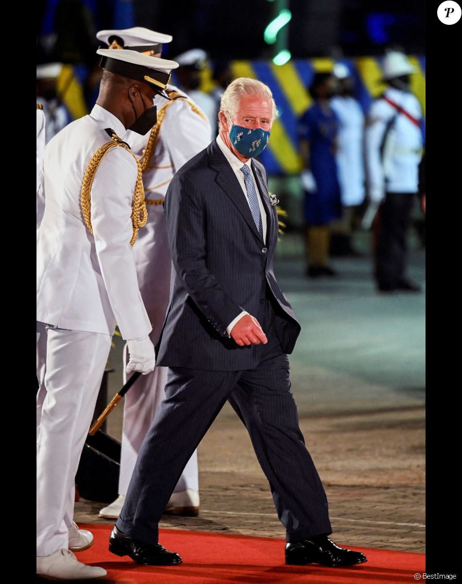 Le prince Charles, prince de Galles - Le prince Charles, prince de Galles assiste à la cérémonie d'investiture présidentielle en présence de Rihanna à Heroes Square à Bridgetown à la Barbade le 29 novembre 2021.