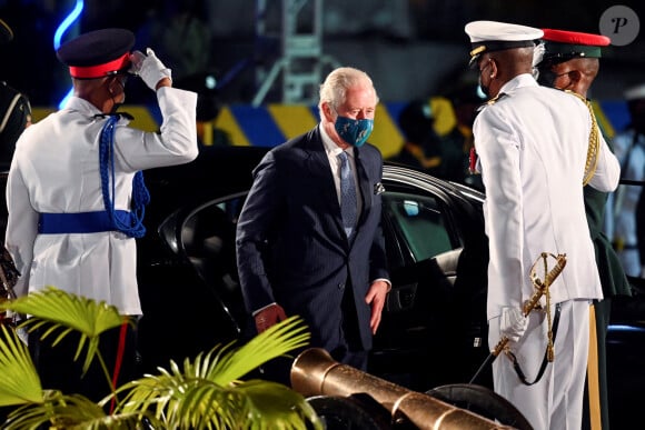 Le prince Charles, prince de Galles - Le prince Charles, prince de Galles assiste à la cérémonie d'investiture présidentielle en présence de Rihanna à Heroes Square à Bridgetown à la Barbade le 29 novembre 2021.
