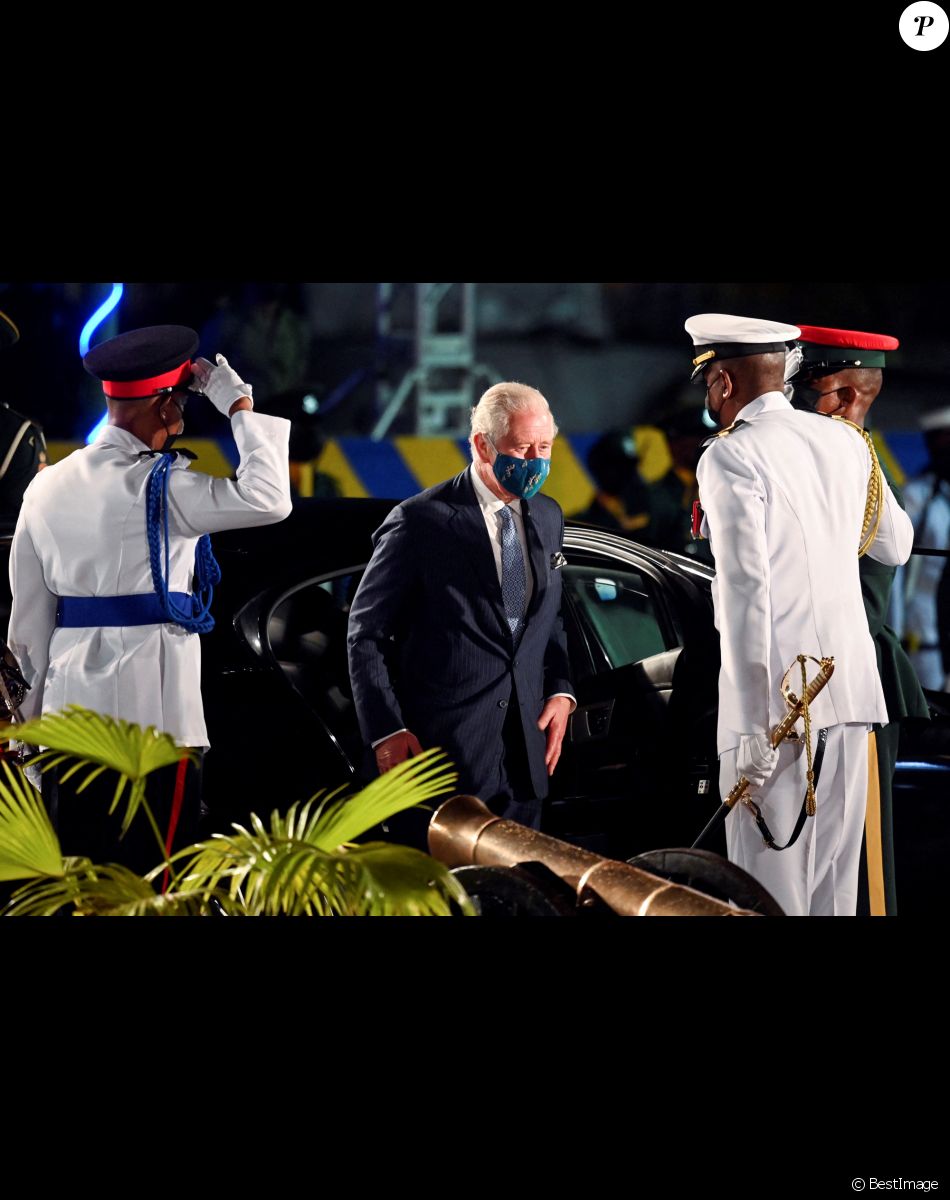 Le prince Charles, prince de Galles - Le prince Charles, prince de Galles assiste à la cérémonie d'investiture présidentielle en présence de Rihanna à Heroes Square à Bridgetown à la Barbade le 29 novembre 2021.