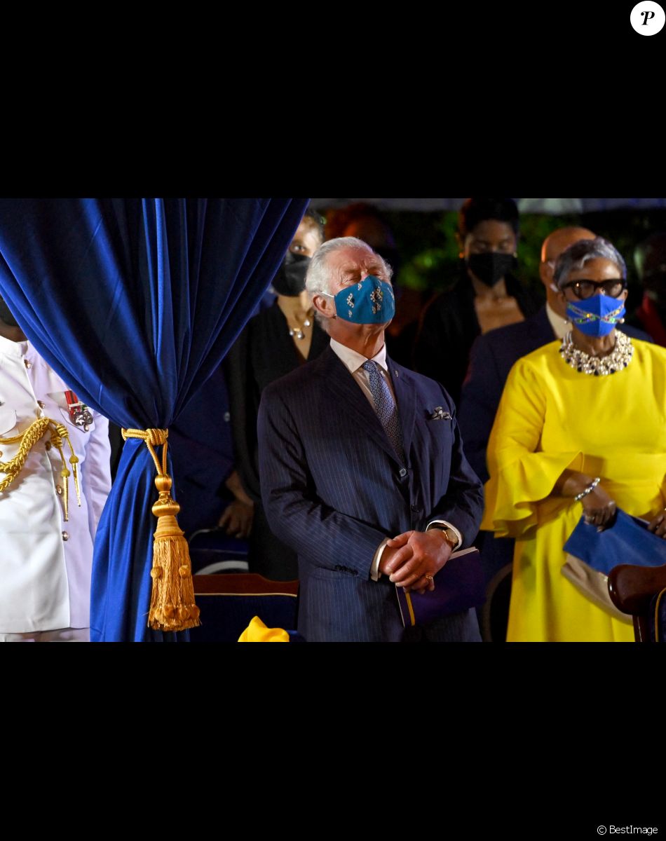 Le prince Charles, prince de Galles - Le prince Charles, prince de Galles assiste à la cérémonie d'investiture présidentielle en présence de Rihanna à Heroes Square à Bridgetown à la Barbade le 29 novembre 2021.