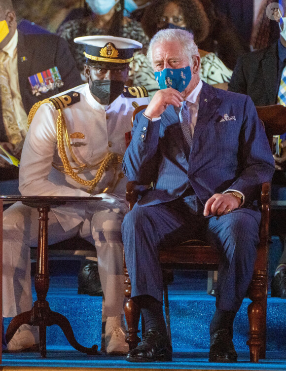 Le prince Charles, prince de Galles assiste à la cérémonie d'investiture de la première femme présidente de la Barbade en présence de Rihanna le 29 novembre 2021.