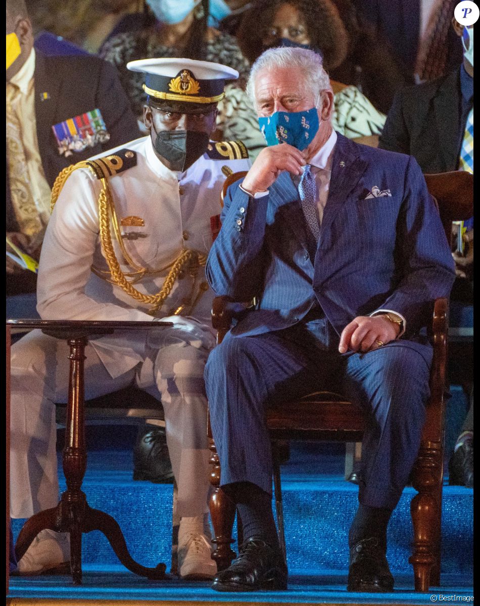Le prince Charles, prince de Galles assiste à la cérémonie d'investiture de la première femme présidente de la Barbade en présence de Rihanna le 29 novembre 2021.