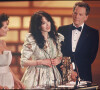Isabelle Adjani reçoit le César de la meilleure actrice pour le film "Camille Claudel" en 1989, en présence de Claudia Cardinale et Jean-Pierre Aumont.