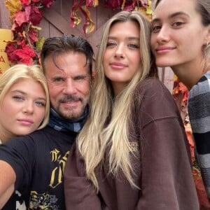 Lorenzo Lamas et ses trois filles Victoria, Isabella et Alexandra. Octobre 2020.