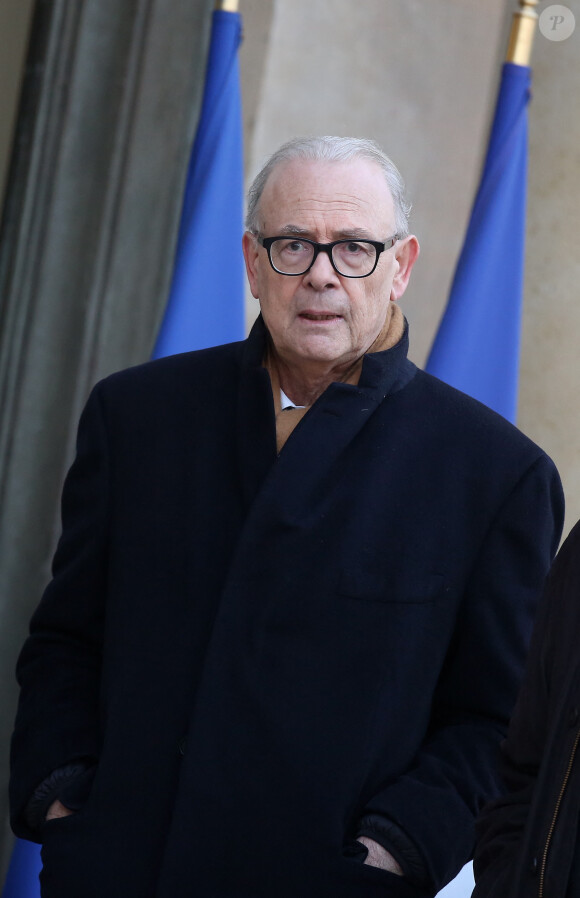 Patrick Modiano - Prix Nobel de litterature - Officier de la légion d'honneur - Remise collective de médailles par le Président de la République, François Hollande au Palais de l'Elysée à Paris le 18 février 2015.