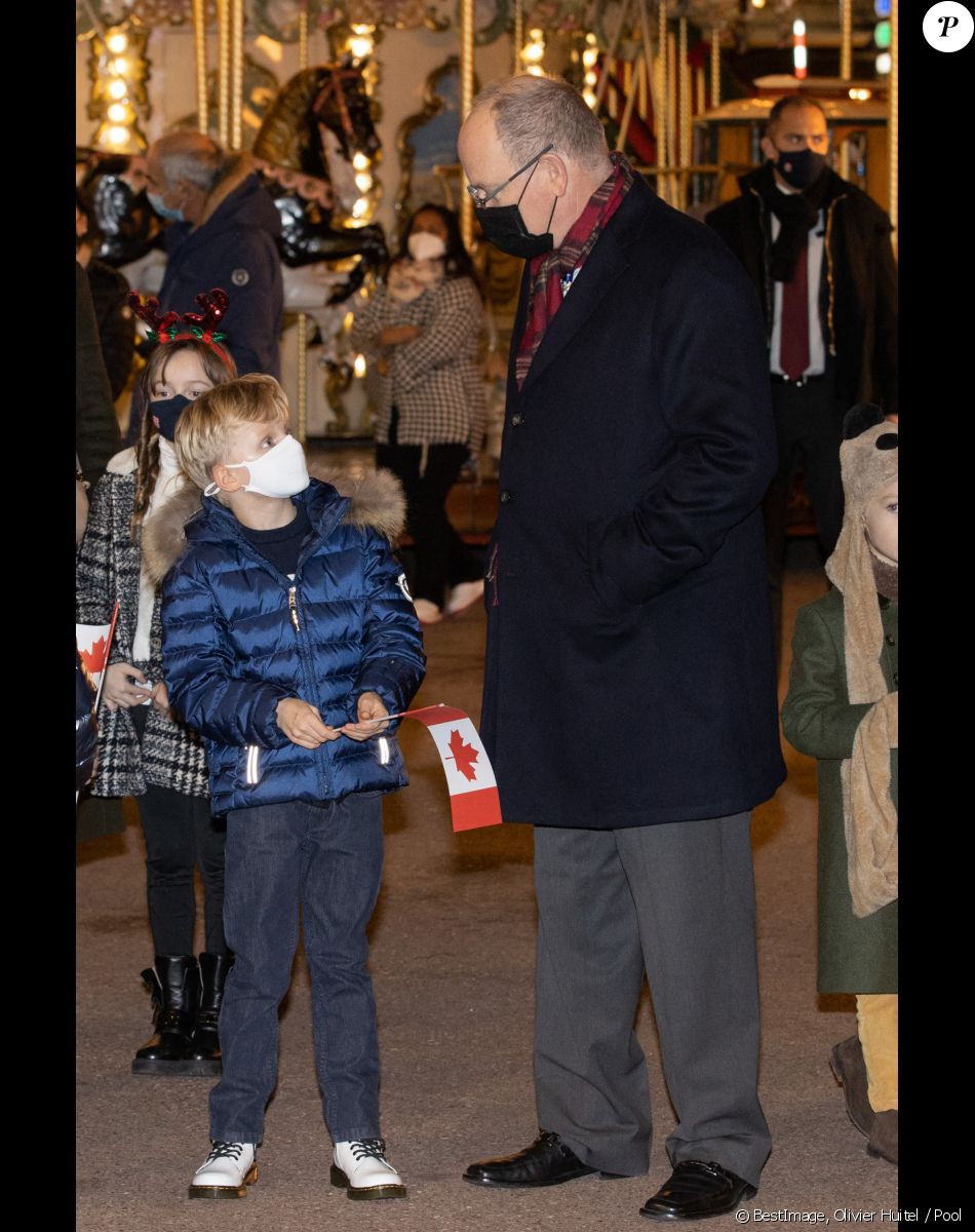 Ouverture du marché de Noël à Monaco en présence du prince Albert II, de ses enfants le prince Jacques, la princesse Gabriella, de la princesse Caroline de Hanovre, de Pierre Casiraghi, sa femme Béatrice Borromeo, de leurs enfants Francesco et Stefano, de Roisin Wittstock et de ses enfants Kaia Rose et Bodie à Monaco le 3 décembre 2021. © Olivier Huitel / Pool / Bestimage