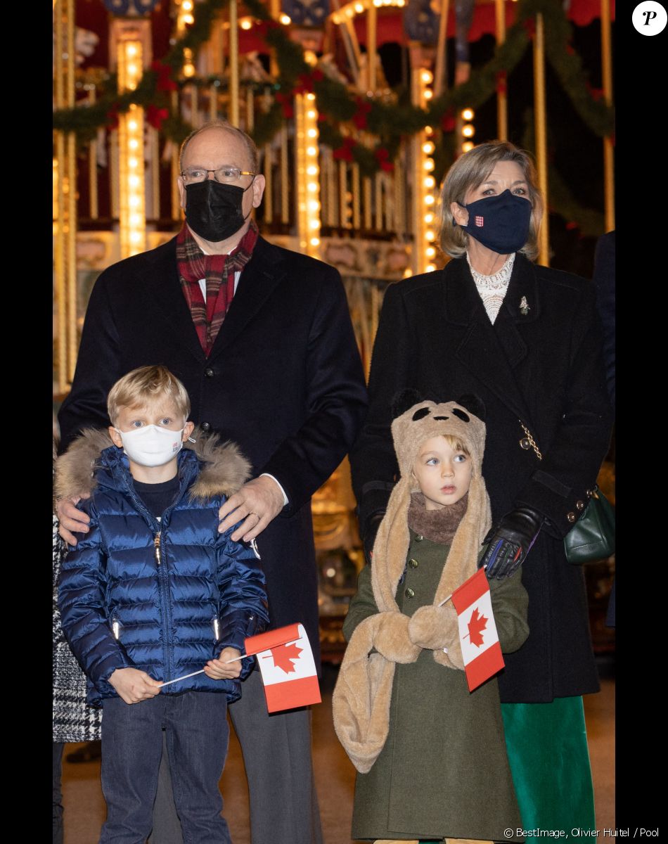 Ouverture du marché de Noël à Monaco en présence du prince Albert II, de ses enfants le prince Jacques, la princesse Gabriella, de la princesse Caroline de Hanovre, de Pierre Casiraghi, sa femme Béatrice Borromeo, de leurs enfants Francesco et Stefano, de Roisin Wittstock et de ses enfants Kaia Rose et Bodie à Monaco le 3 décembre 2021. © Olivier Huitel / Pool / Bestimage