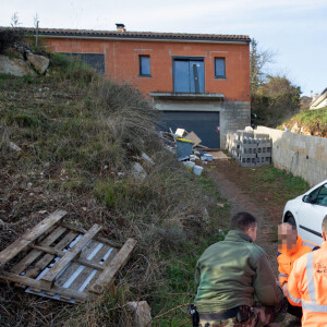 La maison en construction de Delphine Jubillar (Aussaguel) , disparue sans laisser de traces depuis le 16 décembre 2020 à Cagnac les Mines dans le Tarn. Un gendarme et une équipe du service des eaux ont mené des investigations pour chercher des traces dans le réseau raccordé à la maison. Le 7 janvier 2021  © Frédéric Maligne / Bestimage