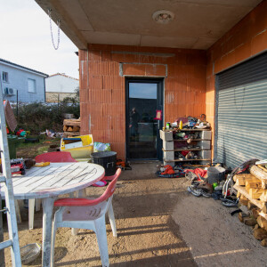 La maison en construction de Delphine Jubillar (Aussaguel) , disparue sans laisser de traces depuis le 16 décembre 2020 à Cagnac les Mines dans le Tarn. Un gendarme et une équipe du service des eaux ont mené des investigations pour chercher des traces dans le réseau raccordé à la maison. Le 7 janvier 2021  © Frédéric Maligne / Bestimage