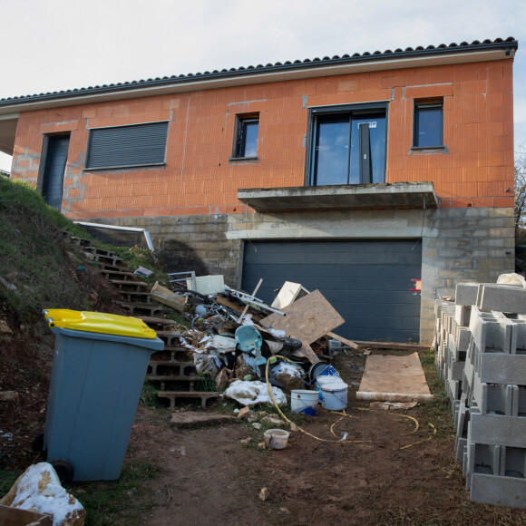 La maison en construction de Delphine Jubillar (Aussaguel) , disparue sans laisser de traces depuis le 16 décembre 2020 à Cagnac les Mines dans le Tarn. Un gendarme et une équipe du service des eaux ont mené des investigations pour chercher des traces dans le réseau raccordé à la maison. Le 7 janvier 2021  © Frédéric Maligne / Bestimage