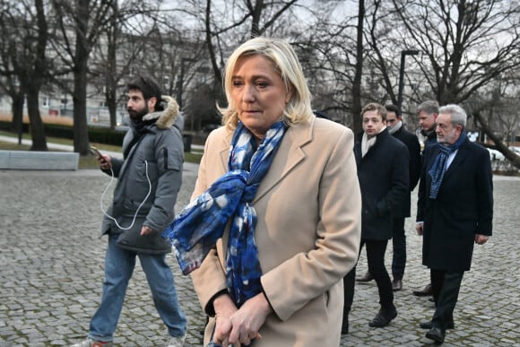 Marine Le Pen, présidente du Rassemblement National (RN) dépose une gerbe au Monument aux héros du ghetto à Varsovie, Pologne, le 3 décembre 2021. Marine Le Pen est en visite officielle de deux jours en Pologne. © PAP/Panoramic/Bestimage