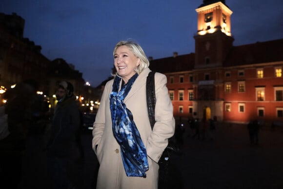 Marine Le Pen, présidente du Rassemblement National (RN) sur la place du Château à Varsovie, Pologne, le 3 décembre 2021. Marine Le Pen est en visite officielle de deux jours en Pologne. © PAP/Panoramic/Bestimage