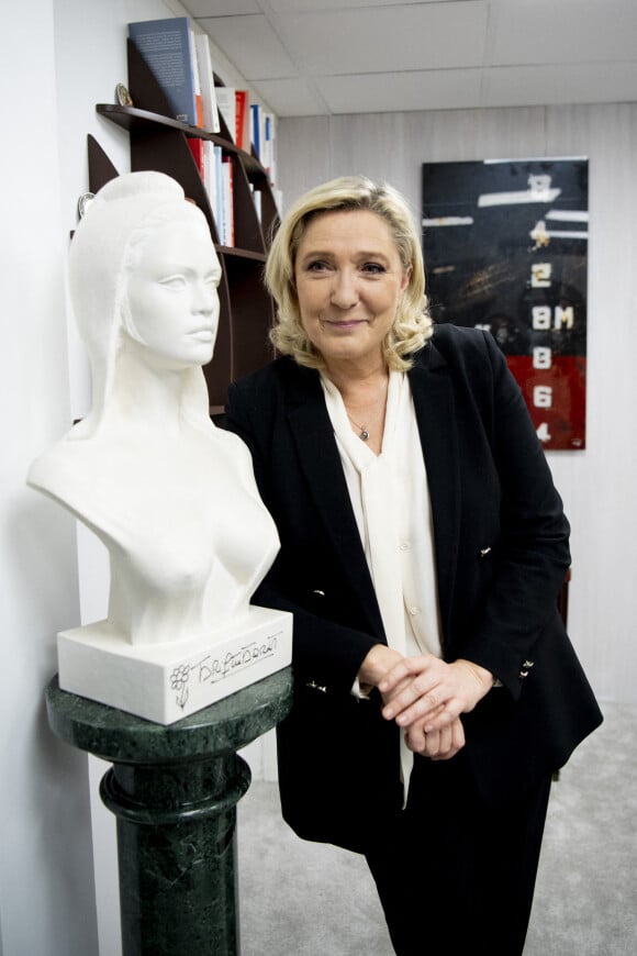 Marine Le Pen inaugure son nouveau siège pour la campagne des élections présidentielles 2022 à Paris le 15 novembre 2021. © JB Autissier / Panoramic / Bestimage