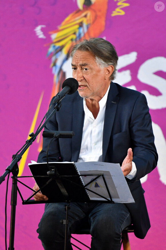 Richard Berry lit "Celui qui n'avait jamais vu la mer", une nouvelle de JMG Le Clézio lors du festival des mots à Mougins, le 3 août 2020. © Lionel Urman/Bestimage