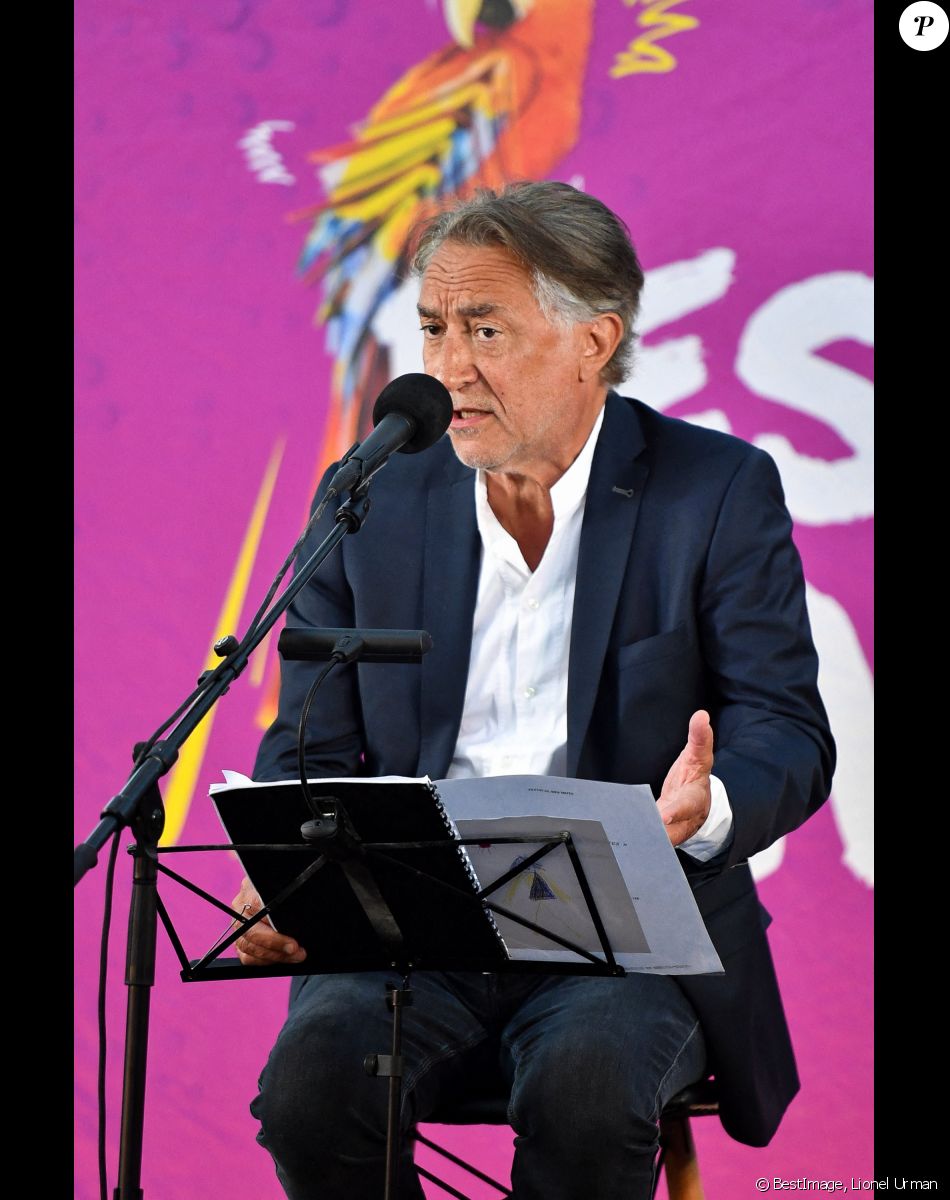 Richard Berry lit "Celui qui n'avait jamais vu la mer", une nouvelle de JMG Le Clézio lors du festival des mots à Mougins, le 3 août 2020. © Lionel Urman/Bestimage