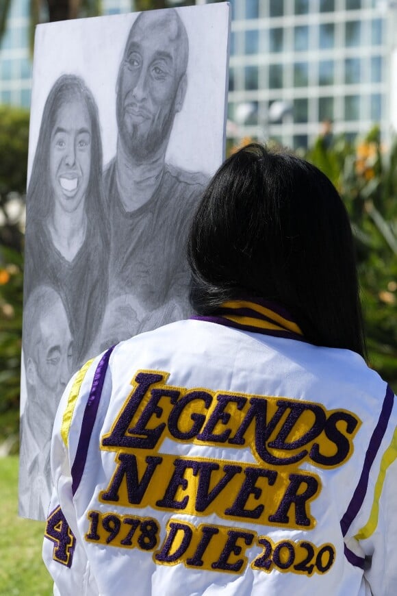 Hommages à Kobe Bryant devant le Staples Center un an après sa mort à Los Angeles, le 26 janvier 2021.