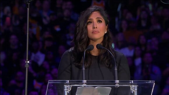 Vanessa Bryant rend hommage à son mari Kobe et à sa fille au Staples Center de Los Angeles.