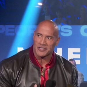 Dwayne Johnson a reçu le prix d'Acteur cinéma de l'année aux People's Choice Awards au Barker Hanger. Santa Monica, le 7 décembre 2021.