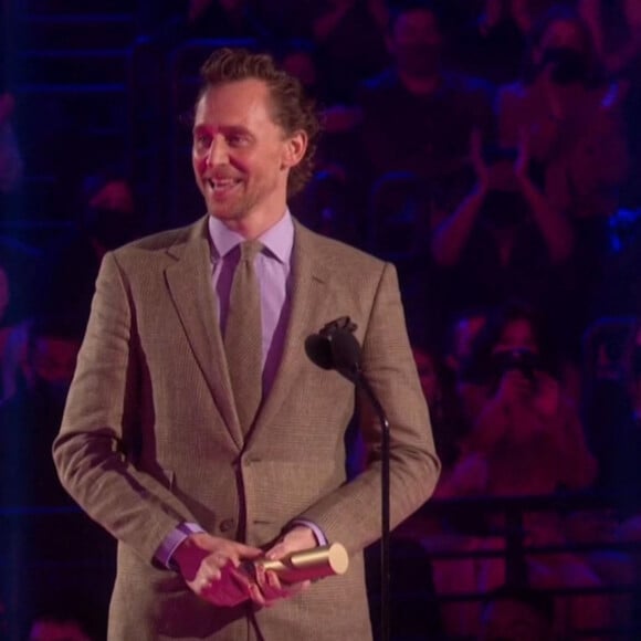Tom Hiddlestone a reçu le prix d'Acteur télé de l'année aux People's Choice Awards au Barker Hanger. Santa Monica, le 7 décembre 2021.