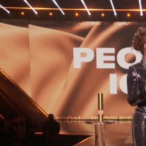 Halle Berry a reçu le prix de People's Icon des mains de Cardi B aux People's Choice Awards au Barker Hanger. Santa Monica, le 7 décembre 2021.