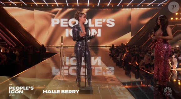 Halle Berry a reçu le prix de People's Icon des mains de Cardi B aux People's Choice Awards au Barker Hanger. Santa Monica, le 7 décembre 2021.