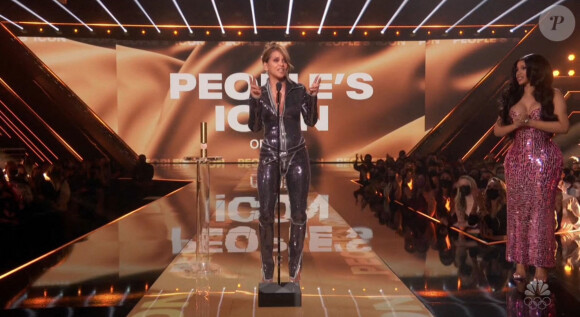 Halle Berry a reçu le prix de People's Icon des mains de Cardi B aux People's Choice Awards au Barker Hanger. Santa Monica, le 7 décembre 2021.