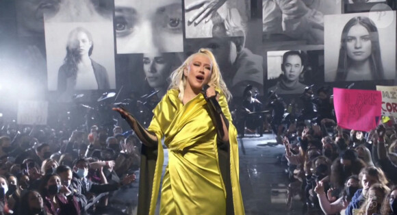 Christina Aguilera, nommée Icône musicale, s'est produit aux People's Choice Awards au Barker Hanger. Santa Monica, le 7 décembre 2021.