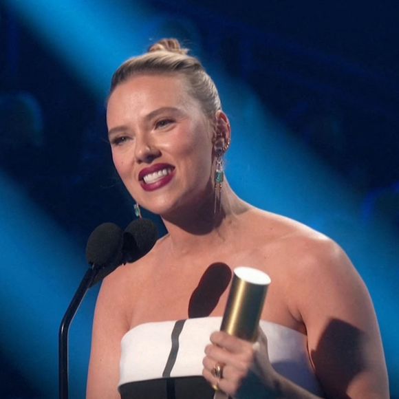 Scarlett Johansson a été nommée Actrice cinéma de l'année aux People's Choice Awards, au Barker Hanger. Santa Monica, le 7 décembre 2021.