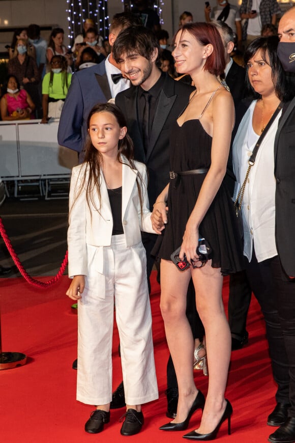 Alice, Ben et Jo Attal (les trois enfants de Charlotte Gainsbourg et Yvan Attal) lors de la montée des marches du film "Jane par Charlotte" lors du 74e Festival de Cannes. Le 7 juillet 2021. © Borde-Jacovides-Moreau / Bestimage