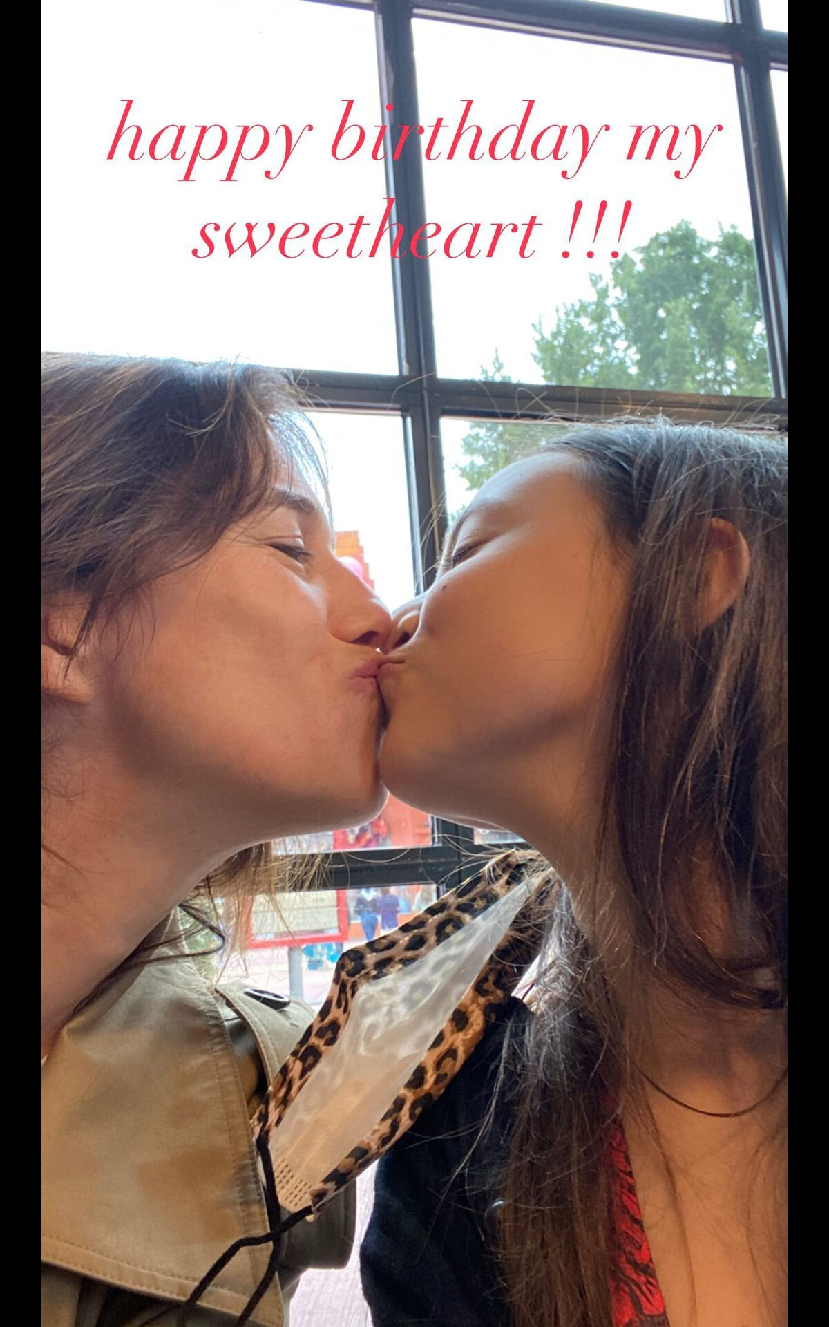 Photo : Charlotte Gainsbourg a posté une nouvelle photo de sa fille Joe sur  Instagram. - Purepeople