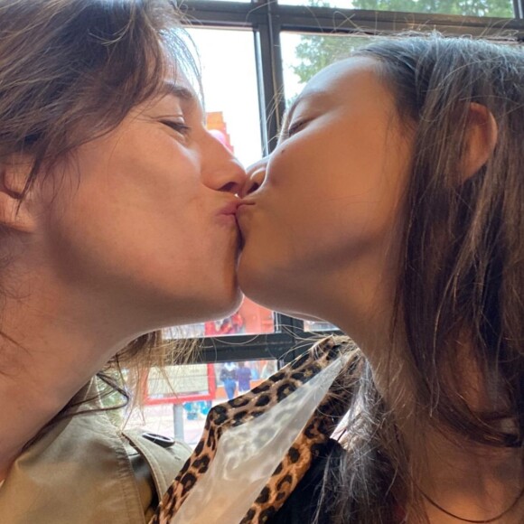 Charlotte Gainsbourg a posté une nouvelle photo de sa fille Joe sur Instagram.