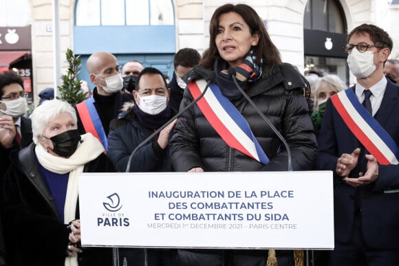 La maire de Paris, Anne Hidalgo, Jean-Luc Romero et Line Renaud inaugurent la Place des Combattantes et Combattants du sida dans le quatrième arrondissement de Paris, le 1er décembre 2021. © Stéphane Lemouton / Bestimage