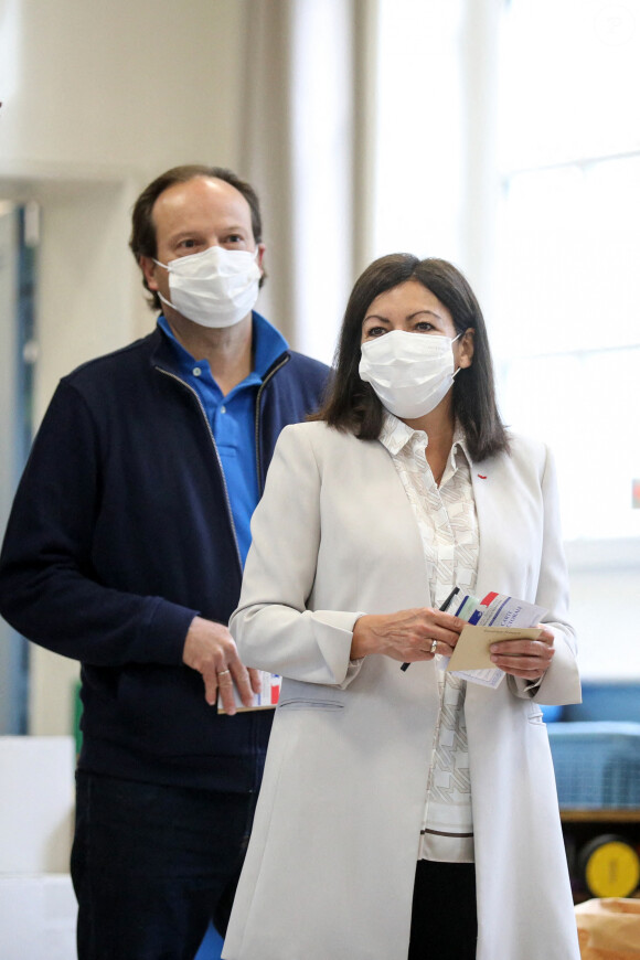 Anne Hidalgo (Maire de Paris), candidate du parti socialiste, à sa réélection est allée voter dans le 15ème arrondissement de Paris avec son mari Jean-Marc Germain pour le second tour de la campagne des élections municipales à Paris, le 28 juin 2020. Stéphane Lemouton / Bestimage