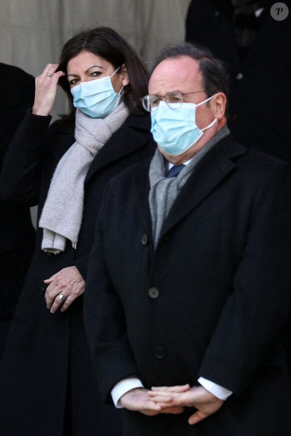 L'ancien président Francois Hollande et Anne Hidalgo, maire de Paris durant la cérémonie d'hommage aux victimes du terrorisme, devant la statue La Parole portée aux Invalides, Paris, France, le 11 mars 2021. © Stéphane Lemouton / Bestimage