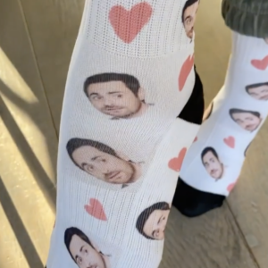 Camille Combal filme sa femme Marie et dévoile les chaussettes qu'elle porte à son effigie - Instagram