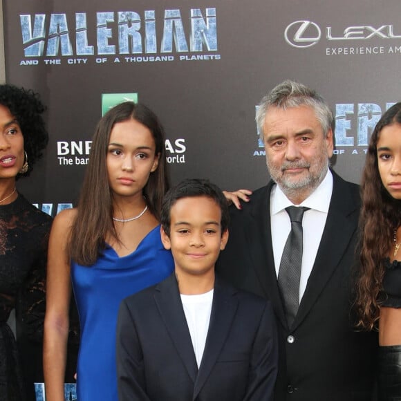 Luc Besson avec sa femme Virginie Besson-Silla et ses enfants Thalia Besson, Sateen Besson et Mao Besson lors de la première de ''Valerian'' au TCL Chinese Theatre à Los Angeles, le 17 juillet 2017.