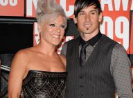 La torride Pink : Regardez son chéri Carey Hart se... déshabiller pendant son concert !