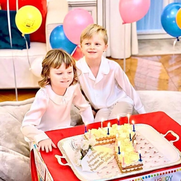 Charlene de Monaco a posté des photos de ses enfants Jacques et Gabriella pour leurs 7 ans sur Instagram. La princesse n'a pas pu être présente.