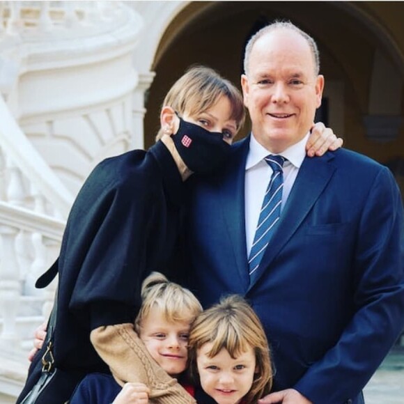 Charlene de Monaco avec son époux le prince Albert de Monaco et leurs enfants Jacques et Gabriella lors de son retour à Monaco.