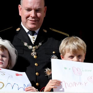 Le prince Albert II de Monaco et ses enfants, le prince héréditaire Jacques de Monaco et sa soeur la princesse Gabriella de Monaco - La famille princière de Monaco apparaît au balcon du palais lors de la fête nationale de Monaco, le 19 novembre 2021. © Bebert-Jacovides/Bestimage 