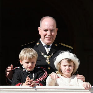 Le prince Albert II de Monaco et ses enfants, le prince héréditaire Jacques de Monaco et sa soeur la princesse Gabriella de Monaco - La famille princière de Monaco apparaît au balcon du palais lors de la fête nationale de Monaco, le 19 novembre 2021. © Bebert-Jacovides/Bestimage 