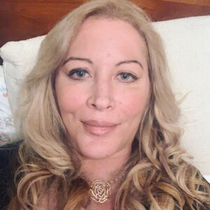 Loana a-t-elle besoin d'argent ? elle vend ses dédicaces une fortune