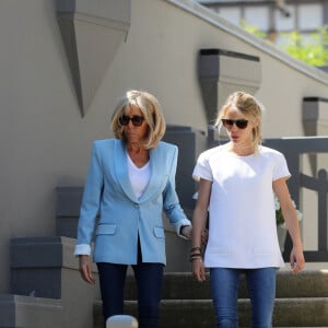 La première dame Brigitte Macron (Trogneux) et sa fille Tiphaine Auzière vont voter à la mairie du Touquet pour le second tour des législatives, au Touquet le 18 juin 2017.