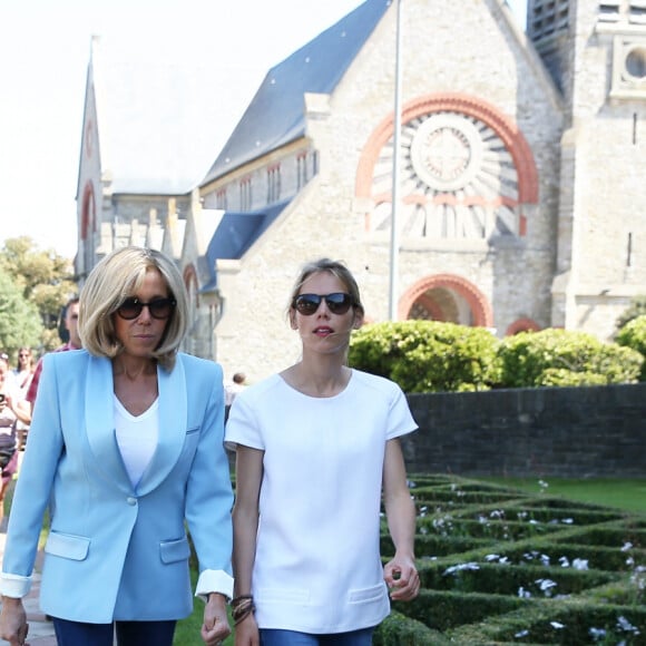 La première dame Brigitte Macron (Trogneux) et sa fille Tiphaine Auzière vont voter à la mairie du Touquet pour le second tour des législatives, au Touquet le 18 juin 2017.