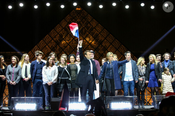 Emmanuel Macron avec sa femme Brigitte Macron (Trogneux), Tiphaine Auzière et son mari Antoine Choteau - Le président-élu, Emmanuel Macron, prononce son discours devant la pyramide au musée du Louvre à Paris, après sa victoire lors du deuxième tour de l'élection présidentielle