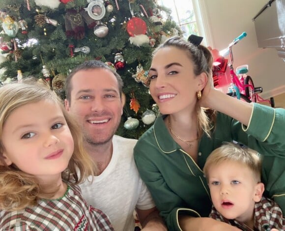 Armie Hammer et Elizabeth Chambers avec leurs enfants Harper et Ford à Noël. Décembre 2019.
