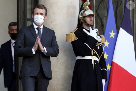 Le président de la République française, Emmanuel Macron raccompagne le nouveau Chancelier de la République fédérale d'Allemagne au palais de l'Elysée à Paris, France, le 10 décembre 2021.