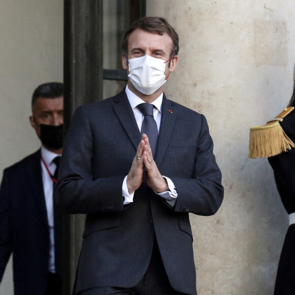 Le président de la République française, Emmanuel Macron raccompagne le nouveau Chancelier de la République fédérale d'Allemagne au palais de l'Elysée à Paris, France, le 10 décembre 2021.